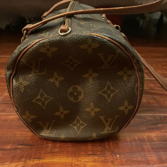 Louis Vuitton Brown Duffel Bag with Iconic Monogram Pattern and Leather Straps - Picture 4 of 4